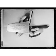 Salonique. Pose de la 1ere pierre de la chapelle commémorative élevée aux soldats Français morts pour la Patrie. La truelle en argent offerte au général Franchet d'Esperey. [légende d'origine]