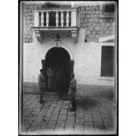 Cattaro. Le général Franchet d'Esperey visite le bâtiment occupé par les troupes françaises. [légende d'origine]