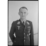 Le lieutenant (Oberleutnant) Heimo Emmerstorfer,  I./NAGr. 12 (Nahaufklärungsgruppe 12). On remarque sa bande de bras (Armelband) "Tannenberg" issu du Aufklärungsgruppe 10.