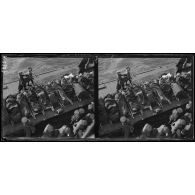 Rade de Salonique. Radeau amenant à bord du Dundle Castle les blessés et malades. [légende d'origine]