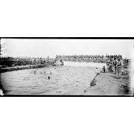 Elsendamme (Belgique), la baignade dans l'Yser du corps franc du 1er corps. [légende d'origine]