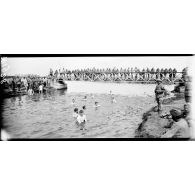 Elsendamme (Belgique), la baignade dans l'Yser du corps franc du 1er corps. [légende d'origine]