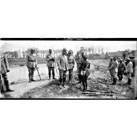 A Elsendamme (Belgique), les généraux Lacapelle, Rauscher, Giltard et le colonel Maupéou assistent aux exercices du lancement de passerelles. [légende d'origine]
