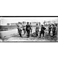 A Elsendamme (Belgique), les généraux Lacapelle, Rauscher, Giltard et le colonel Maupéou assistent aux exercices du lancement de passerelles. [légende d'origine]
