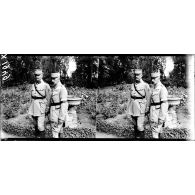 A Elsendamme (Belgique), le commandant Eveillard et le capitaine Clavières. [légende d'origine]
