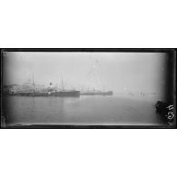 Salonique. Rade. Au premier plan bateau grec Margareta. [légende d'origine]