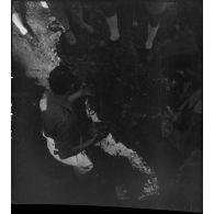 Exhumation de cadavres sur le charnier de Langson.