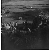 Exhumation de cadavres sur le charnier de Langson.