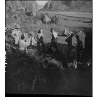 Exhumation de cadavres sur le charnier de Langson.