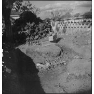 Exhumation de cadavres sur le charnier de Langson.