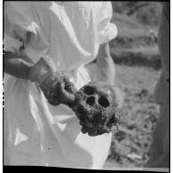 Exhumation de cadavres sur le charnier de Langson.