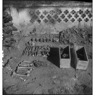 Exhumation de cadavres sur le charnier de Langson.