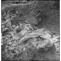Exhumation de cadavres sur le charnier de Langson.