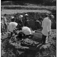 Exhumation de cadavres sur le charnier de Langson.