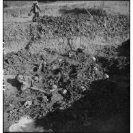 Exhumation de cadavres sur le charnier de Langson.