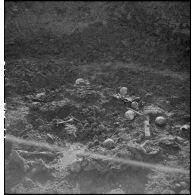 Exhumation de cadavres sur le charnier de Langson.