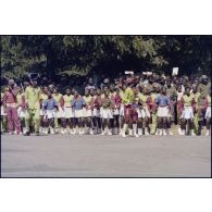 Groupe de danseurs folkloriques zaïrois lors de la cérémonie militaire à Lubumbashi. [Description en cours]