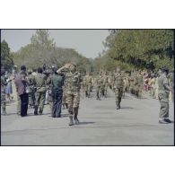 Défilé du 2e régiment étranger parachutiste (2e REP) à Lubumbashi. A sa tête, le colonel Erulin, chef de corps. [Description en cours]