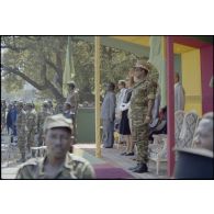 Portrait du président de la République du Zaïre Mobutu Sese Seko en  tribune officielle lors du défilé militaire à Lubumbashi. [Description en cours]