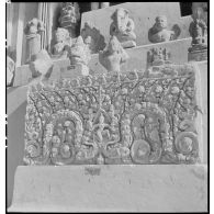 Linteau décoratif khmer et fragments sculptés exposés au musée Albert Sarraut.