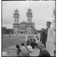 Foule de fidèles pendant la cérémonie religieuse caodaïste célébrant la fête de la Déesse et Dieu Tri à Ty Ninh.