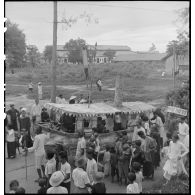 Procession de char durant la fête du Palais Dieu Tri à Tay Ninh.