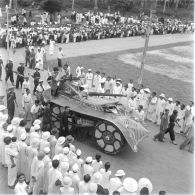 Procession de char durant la fête du Palais Dieu Tri à Tay Ninh.