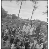 Procession de char durant la fête du Palais Dieu Tri à Tay Ninh.