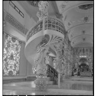 Sculpture et ornements d'escalier à l'intérieur du temple caodaïste de Tay Ninh.