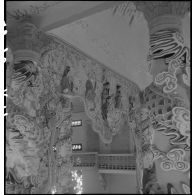 Détails sculptés en haut-relief des grandes figures de la religion caodaïste, à l'intérieur du temple de Tay Ninh.