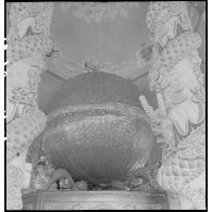 Grande sphère du temple de Tay Ninh recouverte d'étoiles.