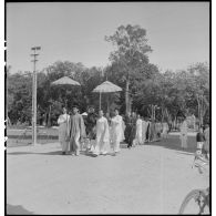Mariage célébré au Saint-Siège caodaïste situé au temple de Tay Ninh.
