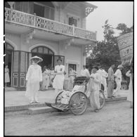 Pham Cong Tac, haut-dignitaire caodaïste, prenant un cyclo-pousse à Ty Ninh.