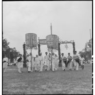 Pham Cong Tac se rendant à la tour de la déesse du Dieu Tri Phat Mau, à Ty Ninh.