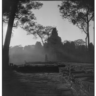 Le temple Bayon vu d'une terrasse.