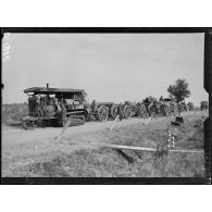 Près d'Elverdinghe, artillerie lourde belge se portant en avant. [légende d'origine]