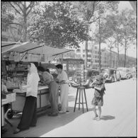 Kiosque de vente de journaux sur le boulevard Bonard à Saïgon.