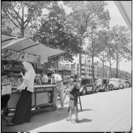 Kiosque de vente de journaux sur le boulevard Bonard à Saïgon.