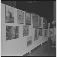 Perspective sur les différents panneaux de peintures de peintres professionnels et amateurs des armées exposées au 22e salon de l'Armée au cercle national des Armées à Paris.