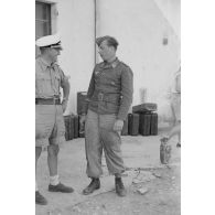 Deux reporters (peut-être Luftwaffe Kriegsberichter Kompanie 7) discutent.