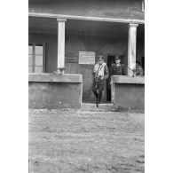 Sur le terrain d'aviation d'Héraklion (Crète), la rencontre entre le maréchal Erwin Rommel, le général (Generalleutnant) Otto Hoffmann von Waldau et le général Friedrich-Wilhelm Müller.