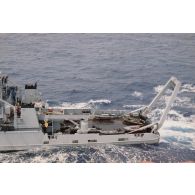 Vue aérienne du remorqueur-ravitailleur Revi (A635) transportant les zodiacs de l'association Greenpeace interceptés sur le pont.