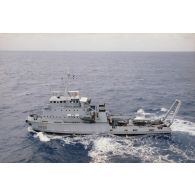 Vue aérienne du remorqueur-ravitailleur Revi (A635) transportant les zodiacs de l'association Greenpeace interceptés sur le pont.