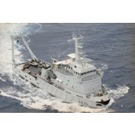 Vue aérienne du remorqueur-ravitailleur Revi (A635) transportant les zodiacs de l'association Greenpeace interceptés sur le pont.