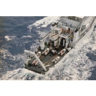 Vue aérienne du remorqueur-ravitailleur Revi (A635) transportant les zodiacs de l'association Greenpeace interceptés sur le pont.