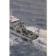 Vue aérienne du remorqueur-ravitailleur Revi (A635) transportant les zodiacs de l'association Greenpeace interceptés sur le pont.