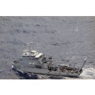 Vue aérienne du remorqueur-ravitailleur Revi (A635) transportant les zodiacs de l'association Greenpeace interceptés sur le pont.