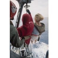 Hélitreuillage de Christine Oberdorff, journaliste de RFO Tahiti depuis un hélicoptère Super Puma de l'escadron de transport d'outre-mer (ETOM) 82 sur le remorqueur-ravitailleur Revi (A635).