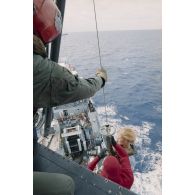 Hélitreuillage de Christine Oberdorff, journaliste de RFO Tahiti depuis un hélicoptère Super Puma de l'escadron de transport d'outre-mer (ETOM) 82 sur le remorqueur-ravitailleur Revi (A635).