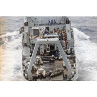 Vue aérienne du remorqueur-ravitailleur Revi (A635) transportant les zodiacs de l'association Greenpeace interceptés sur le pont, où sont présents sept gendarmes et Christine Oberdorff, journaliste de RFO Tahiti hélitreuillés depuis un hélicoptère Super-Puma.